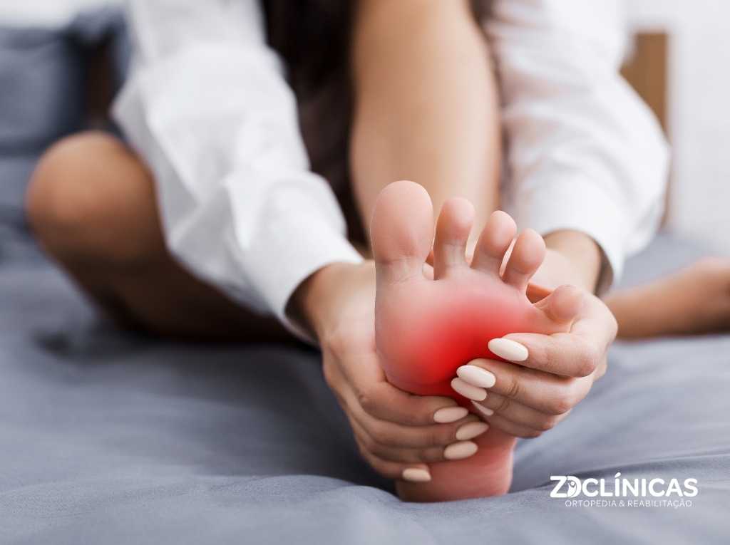 Fascite plantar: por que a dor no calcanhar é mais forte ao acordar e quando procurar ajuda especializada.